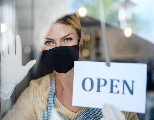 Coffee shop woman owner with face mask, open after lockdown quarantine. — Stock Photo, Image