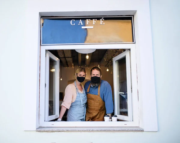 Coffee shop owners with face masks, lockdown, quarantine, coronavirus, back to normal concept. — Stock Photo, Image