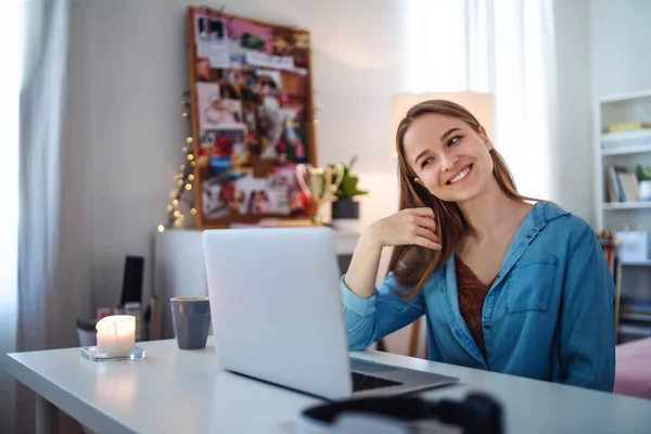 Hermosa joven feliz con portátil sentado y sonriente, concepto de citas en línea . — Foto de Stock