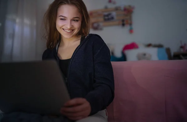 Hermosa joven feliz con portátil sentado y sonriente, concepto de citas en línea . — Foto de Stock