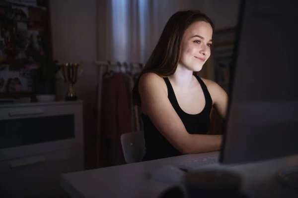 Beautiful happy young girl with laptop sitting and smiling, online dating concept. — Zdjęcie stockowe