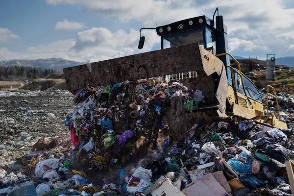 Autocarro della spazzatura che scarica rifiuti in discarica, concetto ambientale . — Foto Stock
