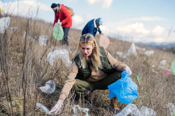 Gruppo di attivisti raccogliere rifiuti in natura, concetto di inquinamento ambientale . — Foto Stock