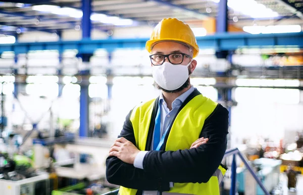 Műszerész vagy mérnök védőmaszkkal és sisakkal az ipari üzemben. — Stock Fotó
