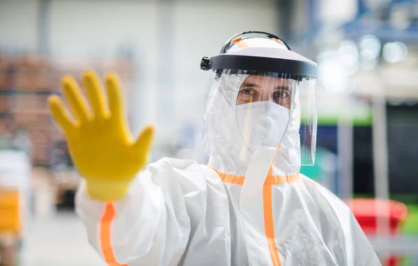 Munkás védő maszk és öltöny ipari gyárban, stop jel kézmozdulat. — Stock Fotó