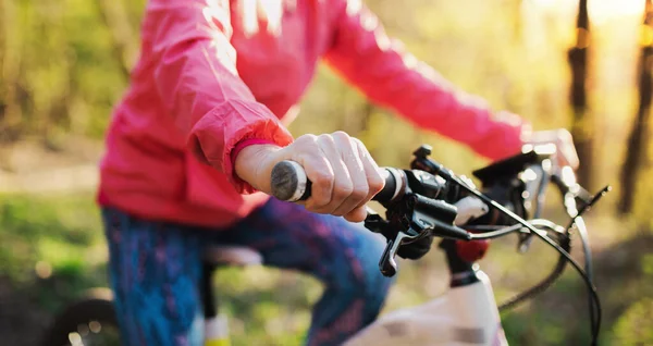 Nierozpoznawalna aktywna seniorka jeżdżąca na rowerze w naturze. — Zdjęcie stockowe