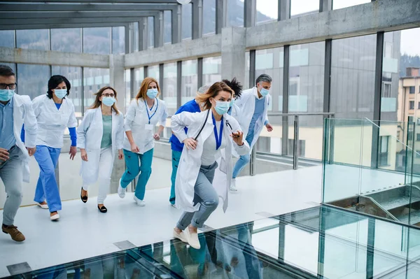 Groupe de médecins en cours d'exécution dans le couloir de l'hôpital, concept d'urgence . — Photo