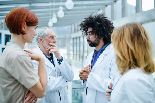 一组医生站在会议上，医疗小组在谈话. — 图库照片
