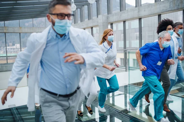 在医院走廊里跑步的一组医生，急救概念. — 图库照片