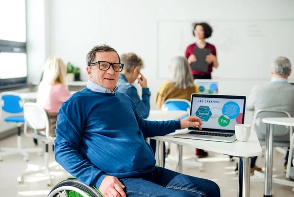 Senior im Rollstuhl besucht Computer- und Technologiekurs. — Stockfoto