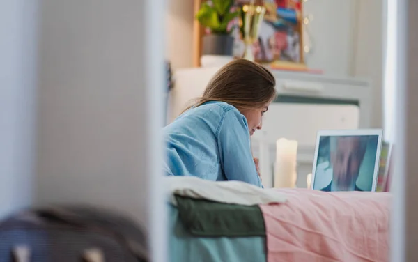 Chica joven feliz con el ordenador portátil en la cama, concepto de citas en línea . — Foto de Stock