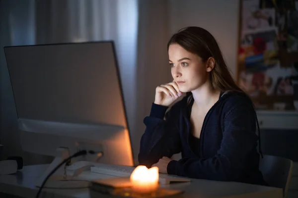 Menina feliz bonita com laptop sentado e sorrindo, conceito de namoro on-line . — Fotografia de Stock