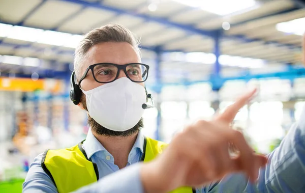 Técnico ou engenheiro com máscara protetora trabalhando na fábrica industrial . — Fotografia de Stock