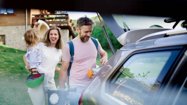 Famiglia con bambini piccoli in gita in bicicletta in campagna . — Foto Stock