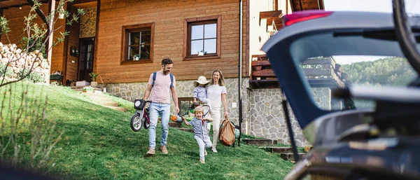 Family with two small children going on cycling trip in countryside. — Stock Photo, Image