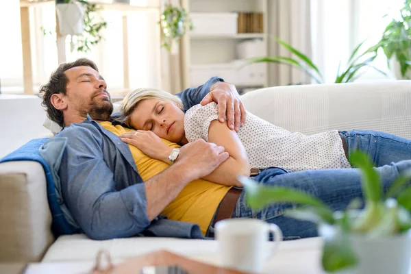 Ευτυχισμένο ζευγάρι ερωτευμένο σε εσωτερικό καναπέ στο σπίτι, κοιμάται. — Φωτογραφία Αρχείου