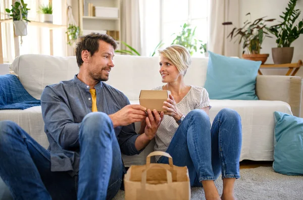 Szczęśliwa para siedzi na podłodze w domu, fast food koncepcji dostawy. — Zdjęcie stockowe