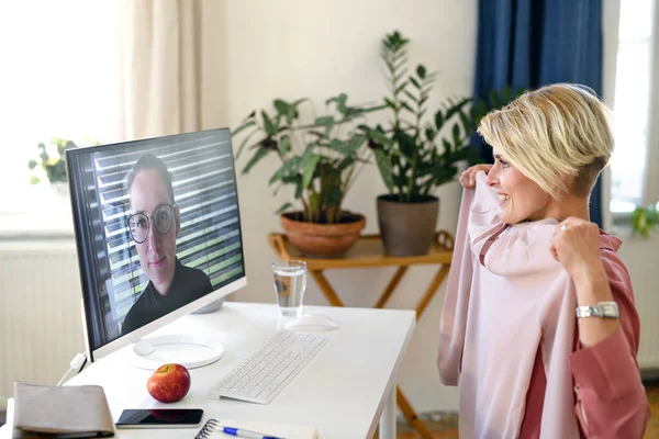 Mujer que tiene videollamada en el ordenador en casa, amigo dando consejos de moda . — Foto de Stock