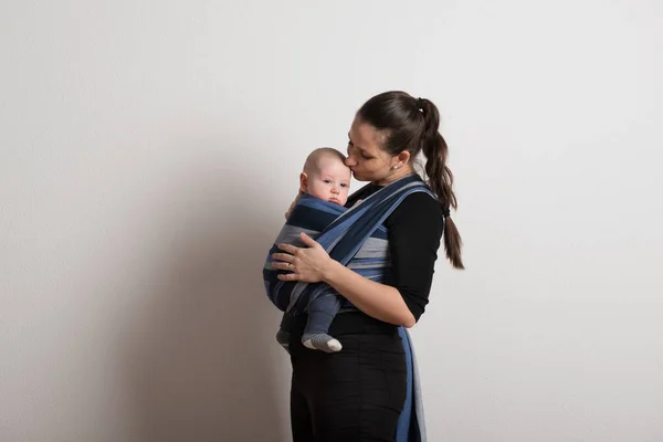 Mere Avec Son Bebe Fils En Echarpe L Embrassant Plan Studio Garcon Ensemble Stock Photo