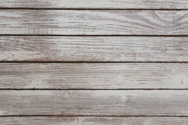 tahta zemin tek katmanlı beyaz boyayla boyanmış, sıkı değil.