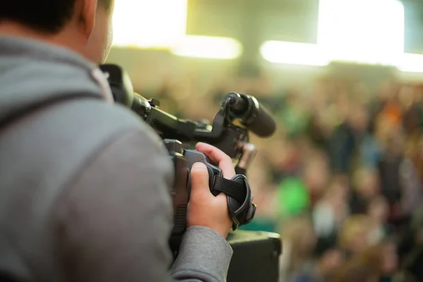 Відеооператор бере натовп людей у залі . — стокове фото