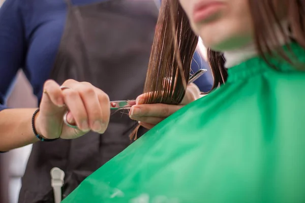 Donna che riceve taglio di capelli — Foto Stock