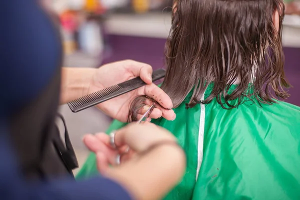 美发师在工作室给女顾客剪新发型 — 图库照片