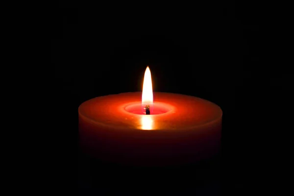 Jednoduchý červený plamen svíčky izolovaný na černé s selektivním ostřením — Stock fotografie