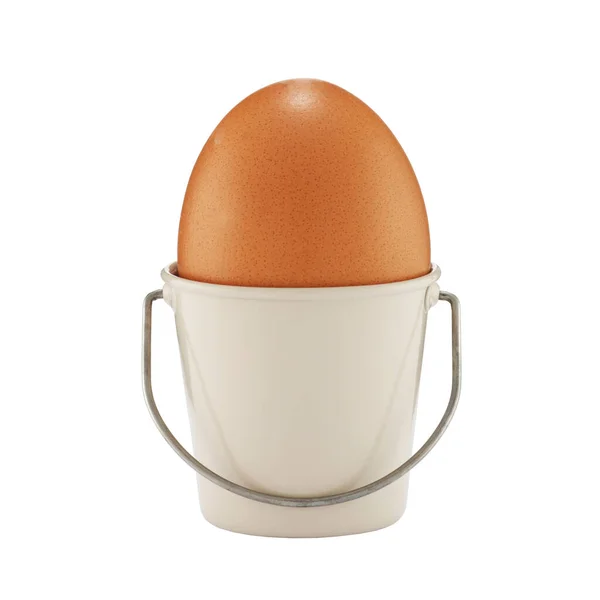 Ei in einem eimerförmigen Eierbecher auf weiß mit Schneideweg — Stockfoto