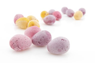 Beyaz üzerine küçük Paskalya yumurtaları seçici odaklı ve sığ alan derinliğinde.