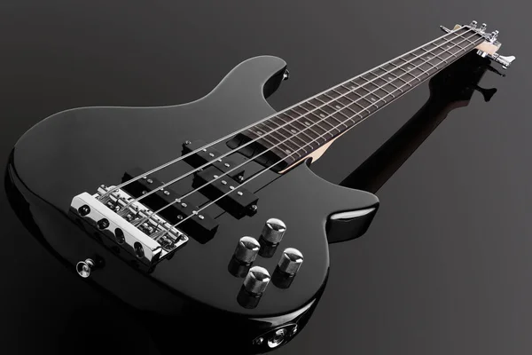 Basso chitarra isolata su uno sfondo nero — Foto Stock