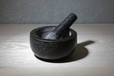 Mutfak yüzeyinde havan topu ve tokmak