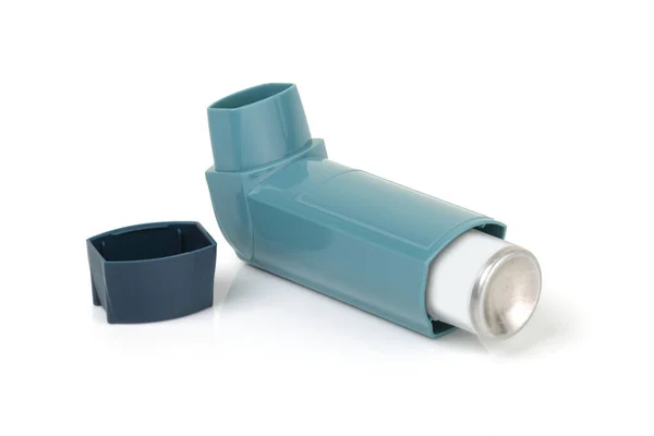 Ингалятор астмы на белом фоне с отражением света — стоковое фото