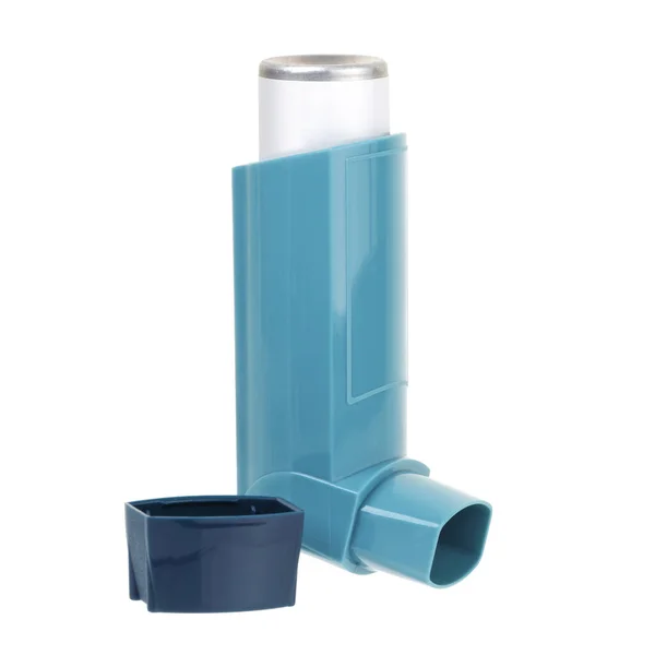 Ингалятор для астмы с крышкой, изолированной на белом с вырезкой пути — стоковое фото