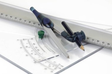 Teknik çizim araçları cetvel açıölçer çift pusula