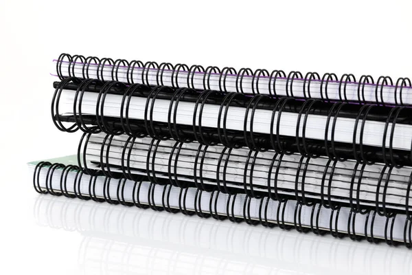 Pilha de cadernos ligados em espiral em branco — Fotografia de Stock