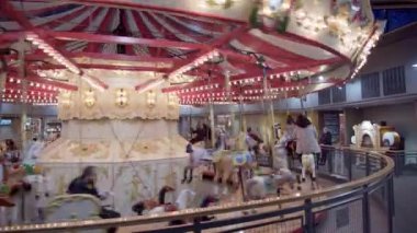 Burnaby, Kanada - 2 Ocak 2020: Atlıkarıncaya binen insanlar, Burnaby Village Müzesi