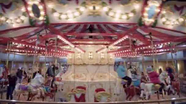 Burnaby, Canada - 2 jan 2020: Mensen rijden op carrousel, Burnaby Village Museum — Stockvideo