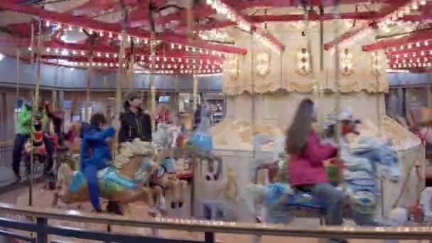 Burnaby, Canada - 2 jan 2020: Mensen rijden op carrousel, Burnaby Village Museum — Stockvideo