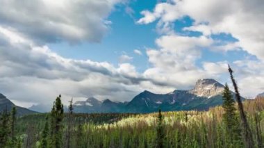 Fryatt Vadisi 'nde yuvarlanan bulutlar Jasper Ulusal Parkı, Alberta, Kanada