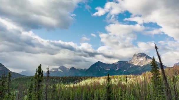 Nubes onduladas sobre el valle del Fryatt, Parque Nacional Jasper, Alberta, Canadá — Vídeo de stock