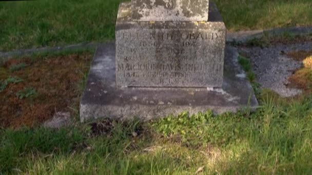 Surrey, Canada - Feb 21, 2020: Old headstone in historic Surrey Centre Cemetery — стокове відео