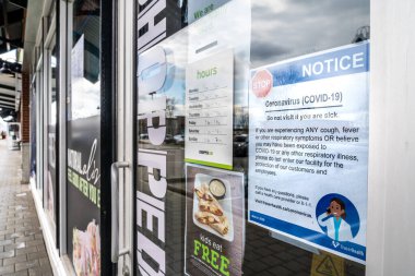 Surrey, Kanada - 25 Mart 2020: Coronavirus salgını sırasında kapandığını duyuran bir alışveriş merkezi restoranının ön kapısına imza atın