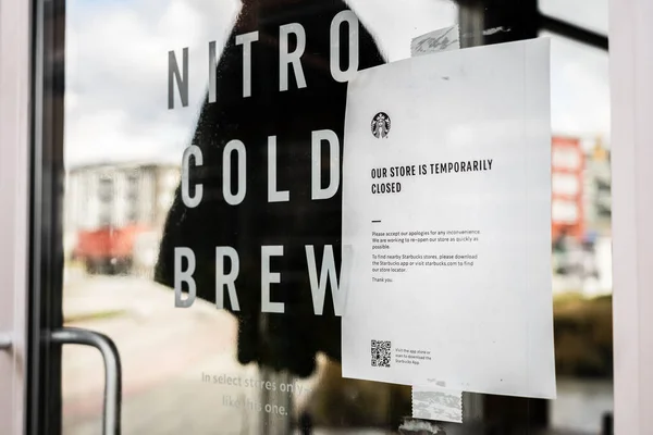 Surrey, Canada - March 25, 2020: Sign on front door of Starbucks coffee shop announcing closure during Coronavirus pandemic — Stock Photo, Image