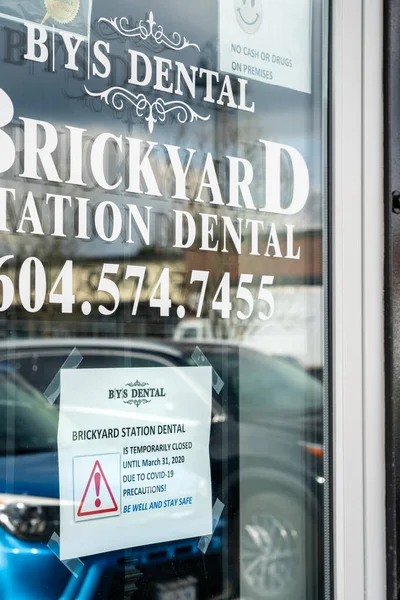 Surrey, Kanada - 25 marca 2020: Znak na drzwiach gabinetu stomatologicznego informujący o zamknięciu podczas pandemii koronawirusowej Obrazek Stockowy