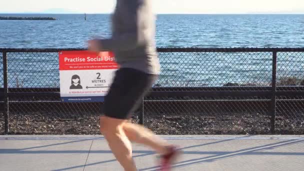 White Rock Καναδάς Μαρτίου 2020 Άνθρωπος Που Τρέχει Κατά Μήκος — Αρχείο Βίντεο
