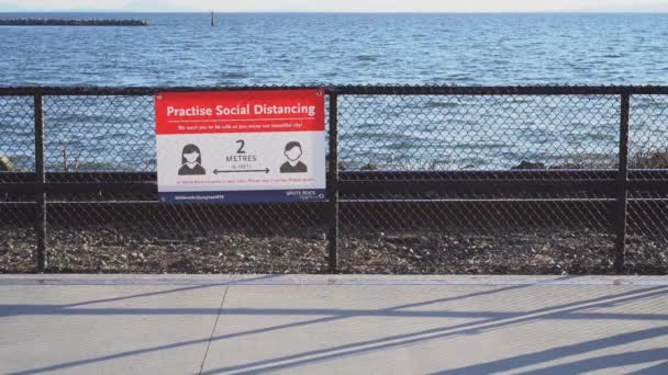加拿大白岩 2020年3月25日 科维德19型科罗纳威斯流感大流行期间 男人和女人在海滨大道上遛狗 — 图库视频影像