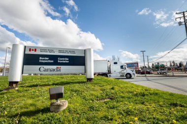 Surrey, Kanada - 29 Mart 2020: Sınır denetim istasyonundan ayrılan nakliye kamyonu