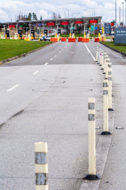 Surrey, Kanada - 29 Mart 2020: Kanada sınırına yaklaşan boş otomobil şeritleri