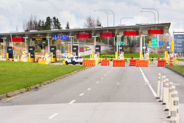 Surrey, Kanada - 29 Mart 2020: Kanada sınırına yaklaşan boş otomobil şeritleri